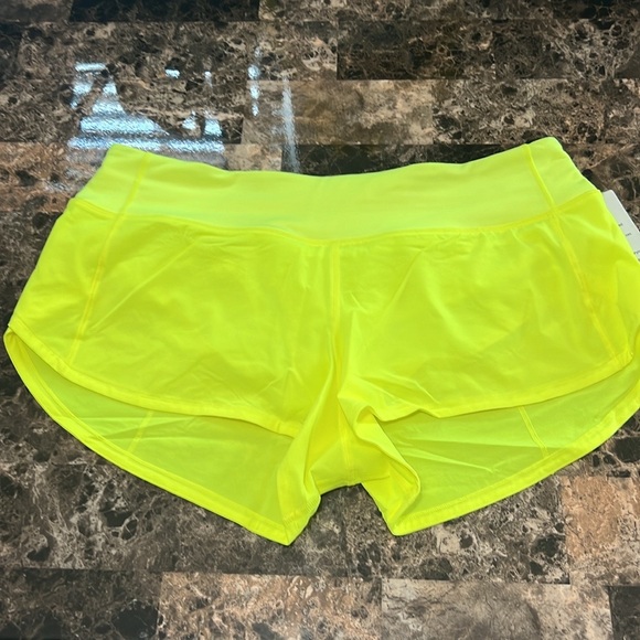 LULULEMON SPEED UP LOW RISE 2.5” LINED HIYE COLOR SIZE 8 - Picture 4 of 6